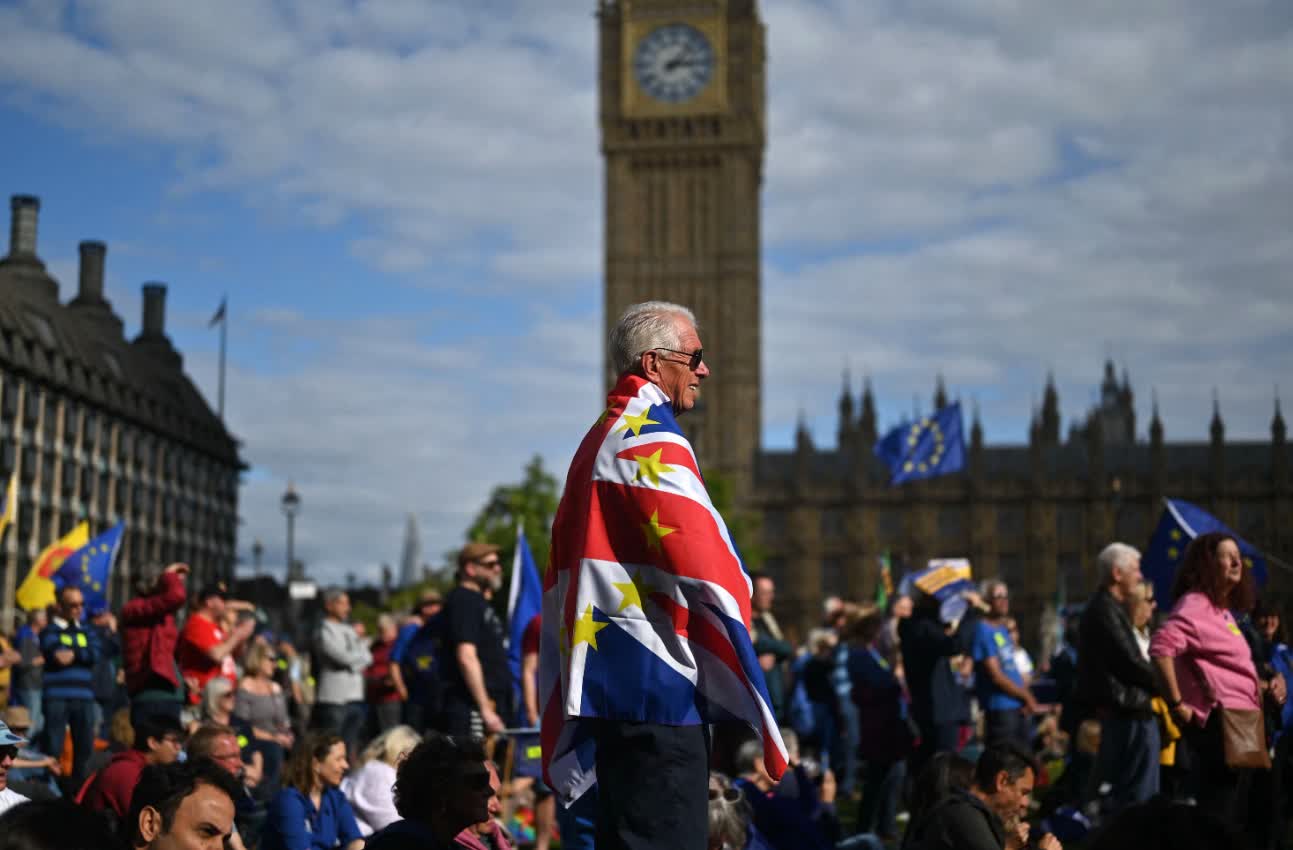 英國倫敦市中心有幾千名民眾遊行, 他們高舉歐盟旗幟, 要求英國重新加入歐盟。（圖源外媒）