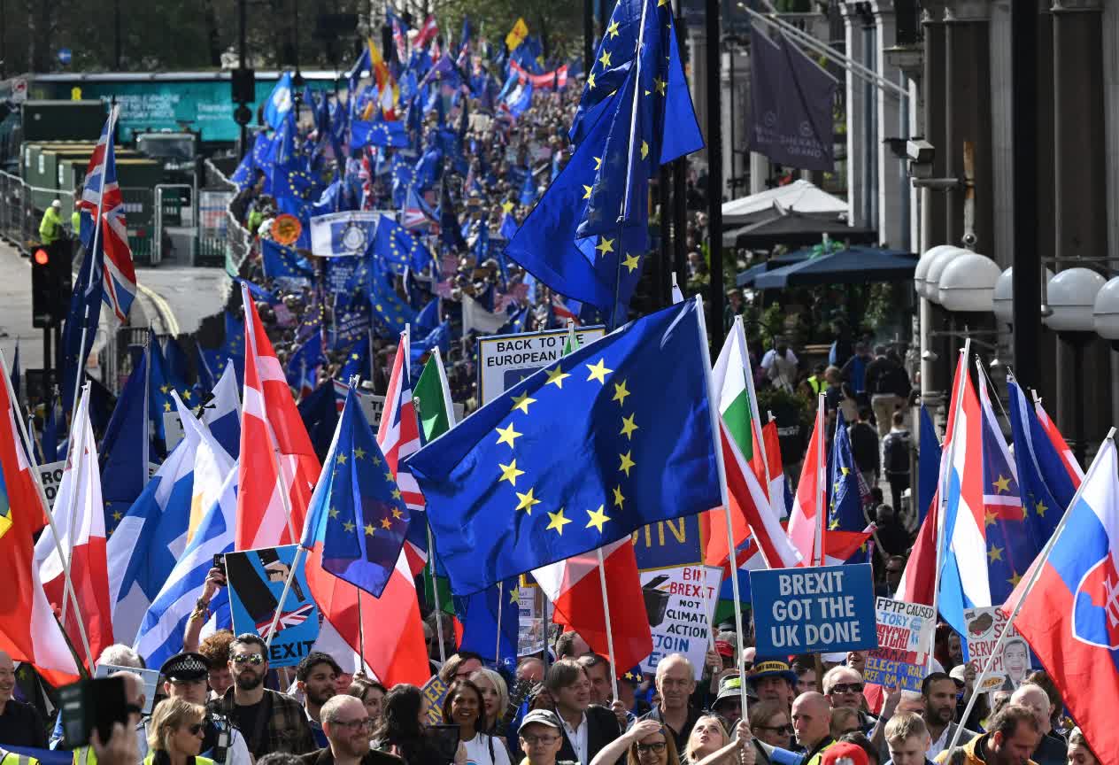 英國倫敦市中心有幾千名民眾遊行, 他們高舉歐盟旗幟, 要求英國重新加入歐盟。（圖源外媒）