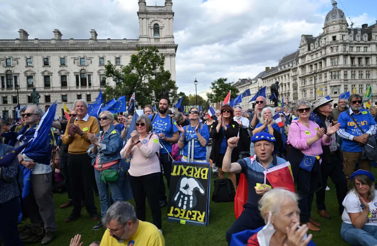 英國倫敦市中心有幾千名民眾遊行, 他們高舉歐盟旗幟, 要求英國重新加入歐盟。（圖源外媒）