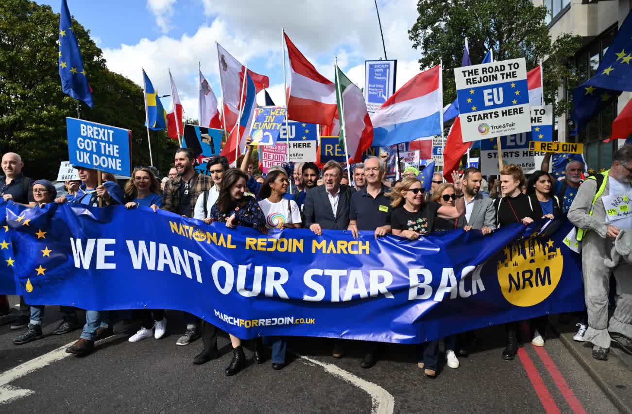 英國倫敦市中心有幾千名民眾遊行, 他們高舉歐盟旗幟, 要求英國重新加入歐盟。（圖源外媒）