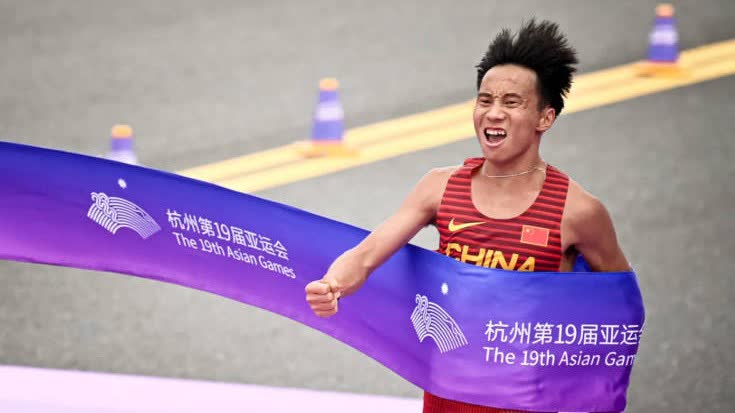 杭州亞運｜何杰在男子馬拉松項目摘金：亞運史上中國隊首奪該項目金牌