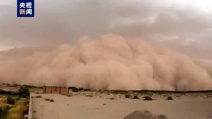 當地時間10月12日，阿富汗赫拉特省遭遇大規模沙塵天氣。由於7日以來該省連續發生多起強震，赫拉特大量民眾連日來都在戶外過夜，此次沙塵天氣令他們的處境更加艱難。（來源：央視新聞）