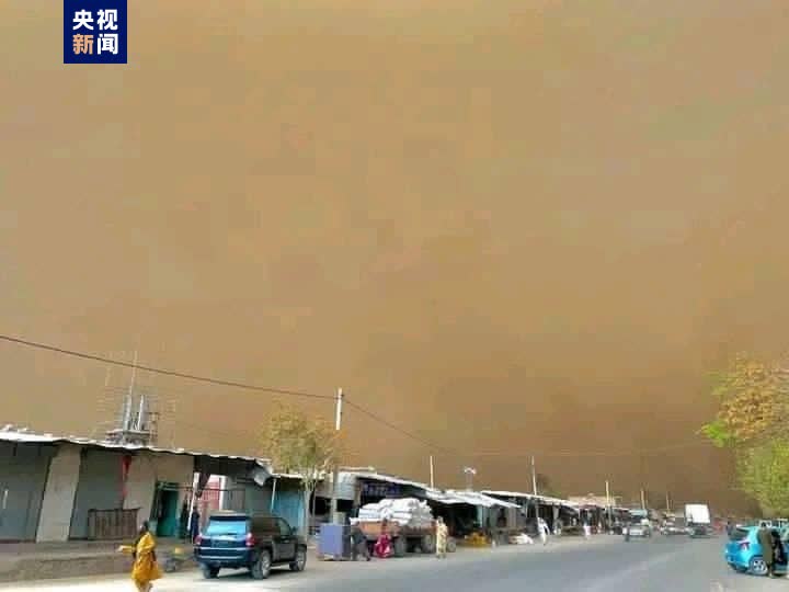 當地時間10月12日，阿富汗赫拉特省遭遇大規模沙塵天氣。由於7日以來該省連續發生多起強震，赫拉特大量民眾連日來都在戶外過夜，此次沙塵天氣令他們的處境更加艱難。（來源：央視新聞）