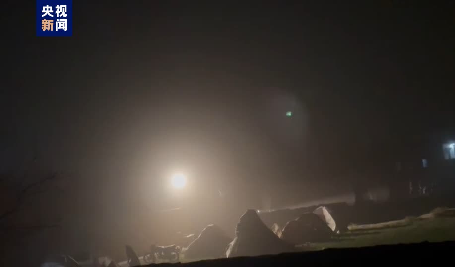 當地時間10月12日，阿富汗赫拉特省遭遇大規模沙塵天氣。由於7日以來該省連續發生多起強震，赫拉特大量民眾連日來都在戶外過夜，此次沙塵天氣令他們的處境更加艱難。（來源：央視新聞）