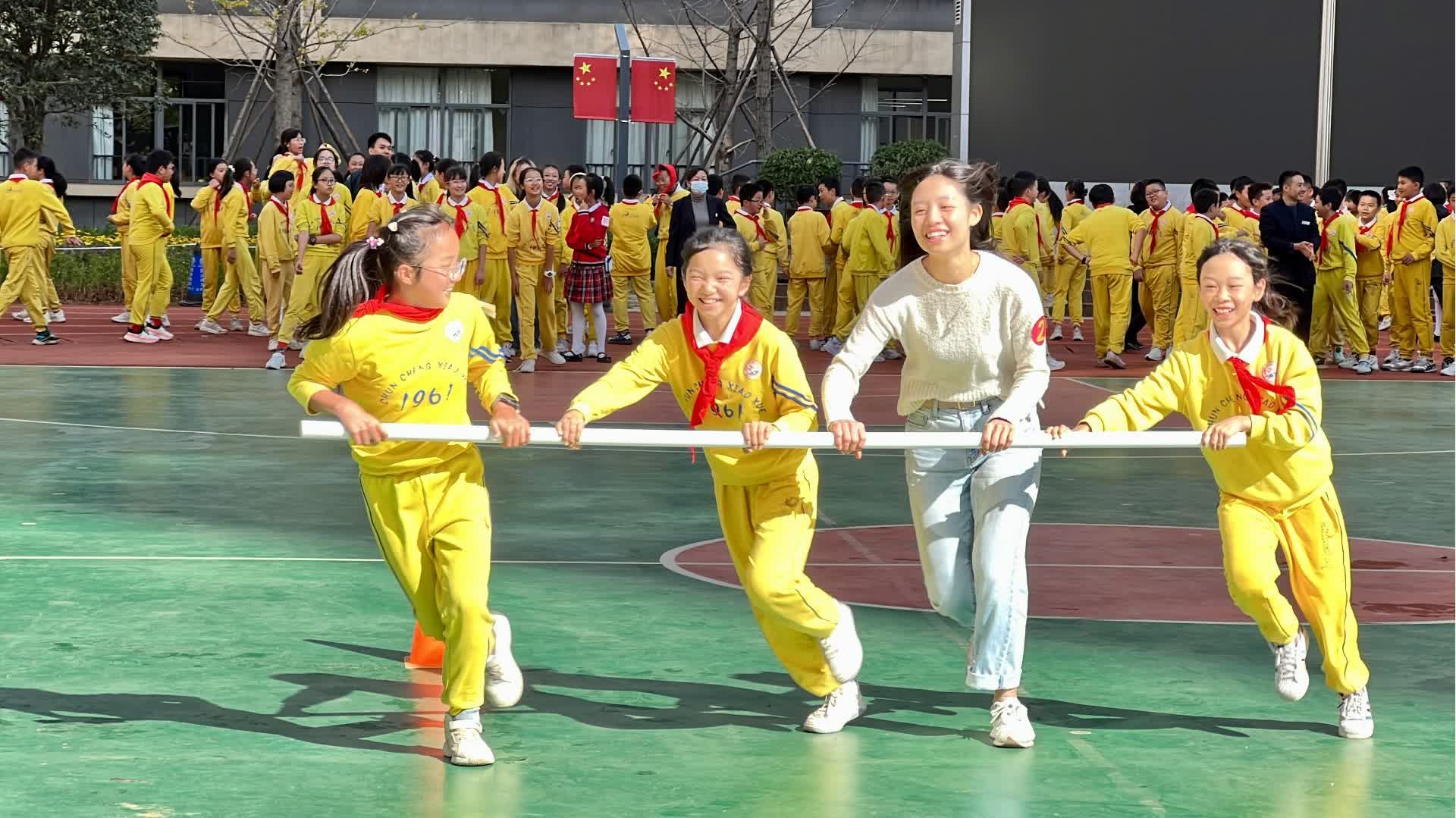 （多圖）港生在雲南「沉浸式」做一天小學生　介紹叮叮車聊粵語俗趣歡樂多