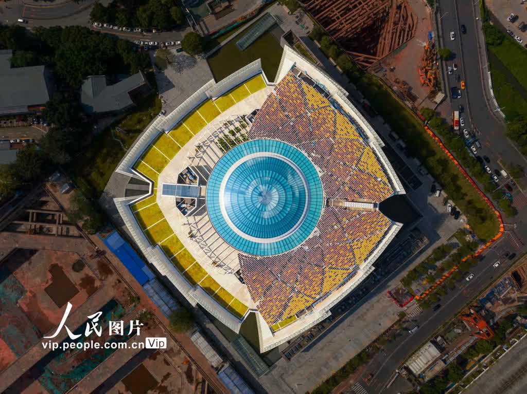 據人民網報道，近日，廣州藝術博物院（廣州美術館）新館落成將正式啟用。作為國家重點美術館、國家一級博物館的全國唯一「雙料館」，新館將成為廣州一個精彩的藝術聚集區、一張美麗的文化交流名片、一扇管窺古城澎湃活力的窗口，一座設計創新的文化新地標。廣州美術館主體建築的獨到魅力不僅在於其綽約的風姿，更在於其精巧設計帶來的光影之美。新館融入了四大綠色建築技術：新型的光伏發電技術（屋頂系統）、空調區域供冷技術、電氣照明節能技術、海綿城市及雨水回用技術。（穆亦攝）