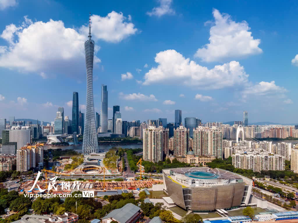 新館項目由德國赫爾佐格及合夥人建築設計事務所與華南理工大學、廣東省建築設計研究院有限公司聯合設計。大樓中庭寬廣開闊，白日裏自然光透過玻璃穹頂從40米的空中灑入建築室內，為五層通高的中庭披上柔和的光影面紗，隨着光照角度的變化，繪製出不同的富於魅力的投影圖形。陽光還輕輕穿過一扇扇巨大落地窗的格柵玻璃、設計獨特的棚架等造型投下明暗鮮明、整齊有序的光影，猶如一幅幅刻畫精細、工整嚴謹的工筆畫。圖爲2023年10月31日，廣州藝術博物院（廣州美術館）新館與廣州塔隔路相望，一方一圓、一臥一立，遙相呼應、相得益彰。（穆亦攝）