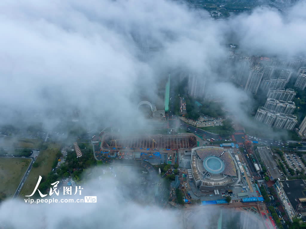 2023年10月31日，雲霧穿過廣州藝術博物院（廣州美術館）新館。（穆亦攝）
