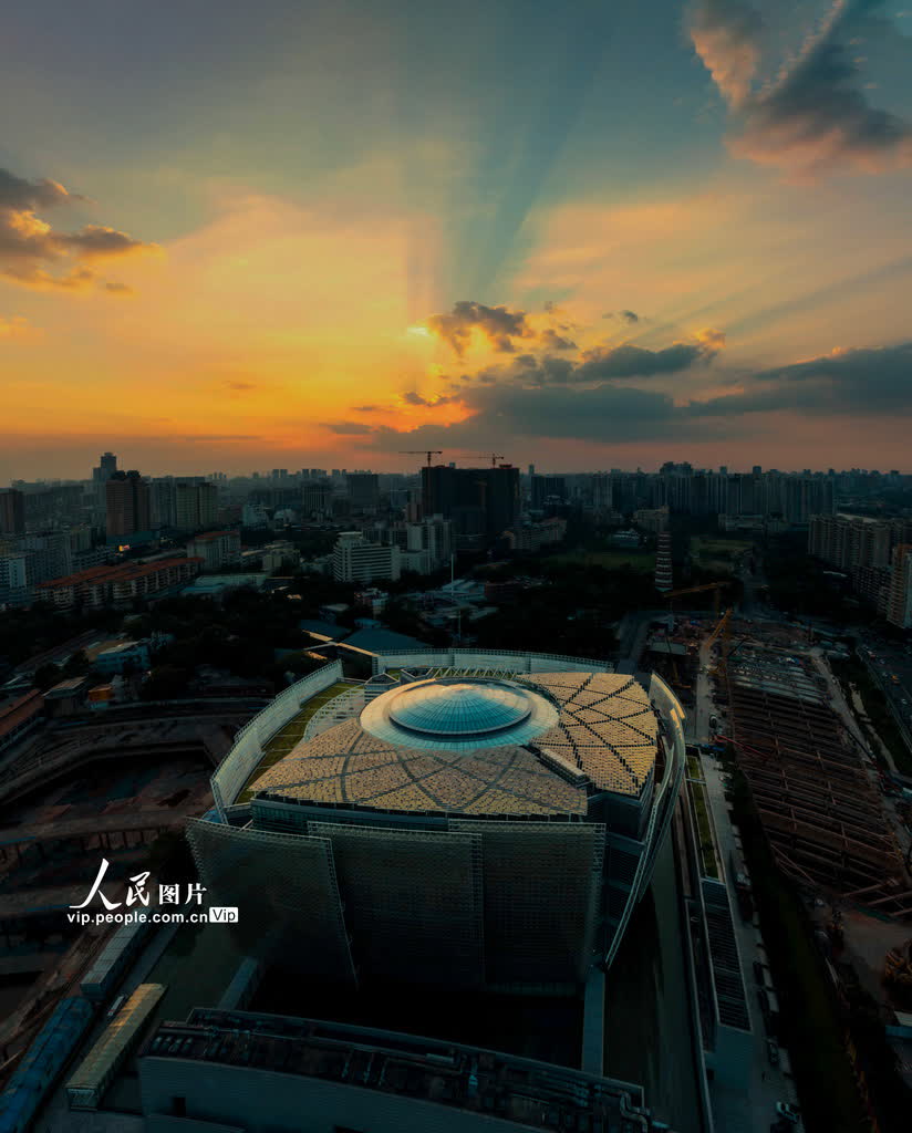 2023年10月31日，日落時的廣州藝術博物院（廣州美術館）新館，天際雲蒸霞蔚，新館風姿綽約。（穆亦攝）