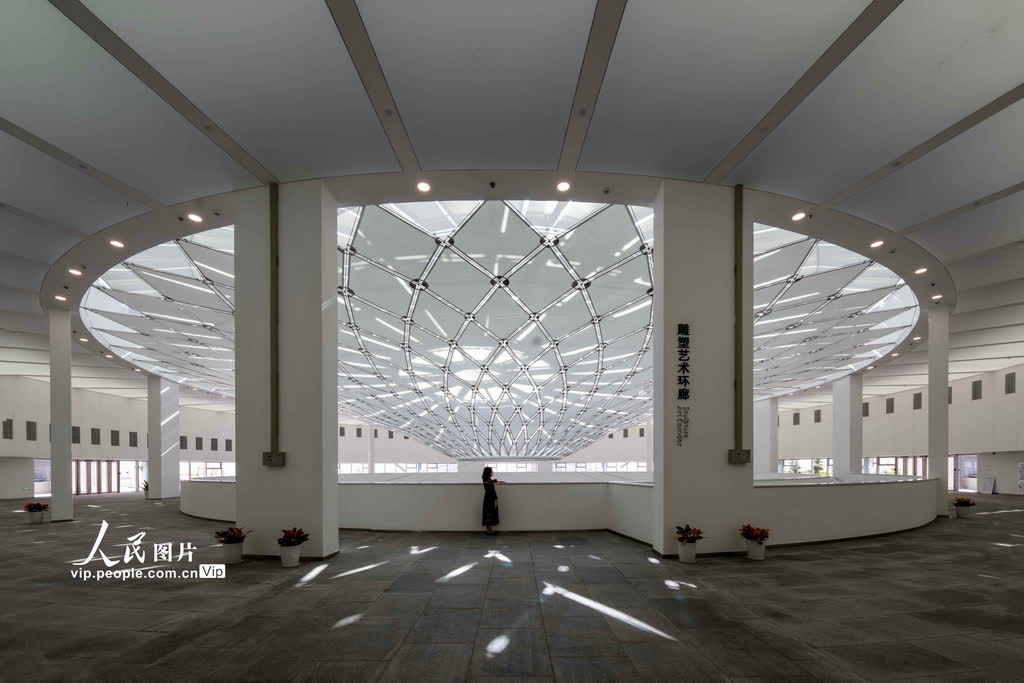 廣州藝術博物院（廣州美術館）新館展廳外圍是寬闊的環形長廊，參觀者在觀賞藝術展品後進入長廊，既可漫步休憩，亦可俯瞰中庭、仰觀穹頂，近距離欣賞美術館的宏闊與秀雅。（穆亦攝）