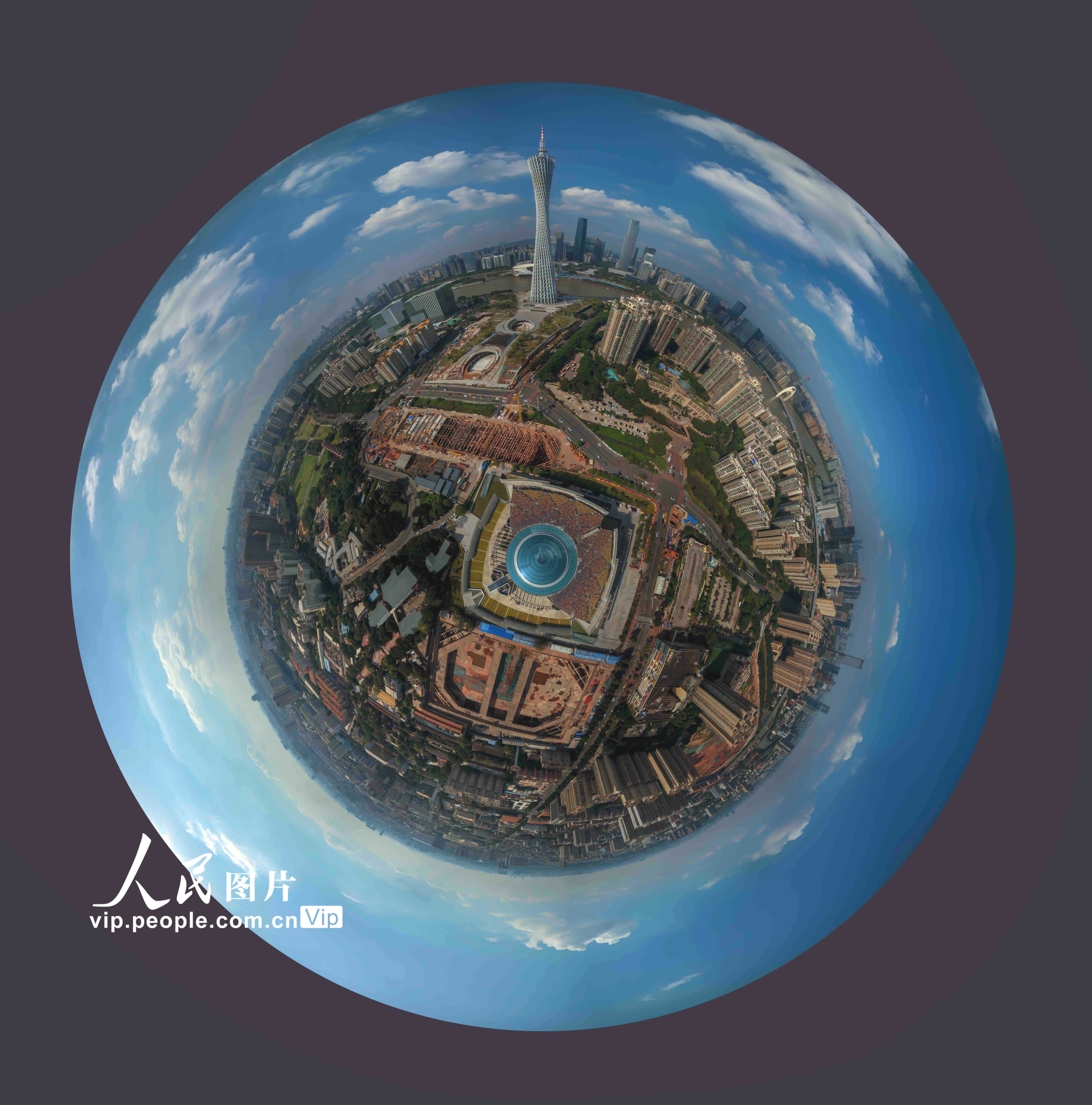 2023年10月31日，無人機高空俯瞰珠江南岸新中軸線廣場，廣州藝術博物院（廣州美術館）新館是中點，廣州塔是高點，而球形攝影下環繞廣場的藍天白雲，猶如一隻晶瑩剔透、溫潤華貴的玉鐲。（穆亦攝）