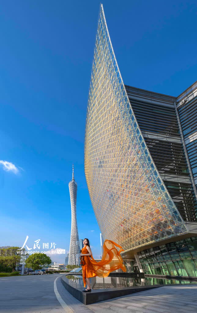 2023年10月31日，市民以廣州藝術博物院（廣州美術館）新館為背景留影。（穆亦攝）