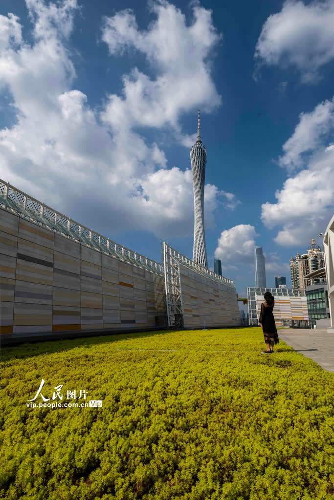 廣州藝術博物院（廣州美術館）新館樓頂觀景平台可全方位欣賞中軸線上的廣州塔、東西塔、赤崗塔、獵德橋等優美景觀。（穆亦攝）