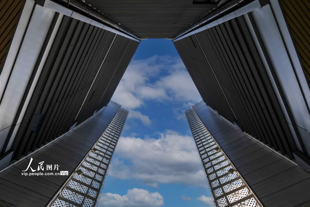 2023年10月31日，在藍天白雲映襯下，廣州藝術博物院（廣州美術館）新館外牆一夾角，一幅精彩透視圖。（穆亦攝）