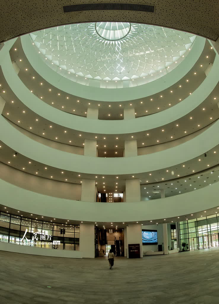 廣州藝術博物院（廣州美術館）新館設計了五層通高的圓形中庭，從地面到穹頂高達45.4米。（穆亦攝）
