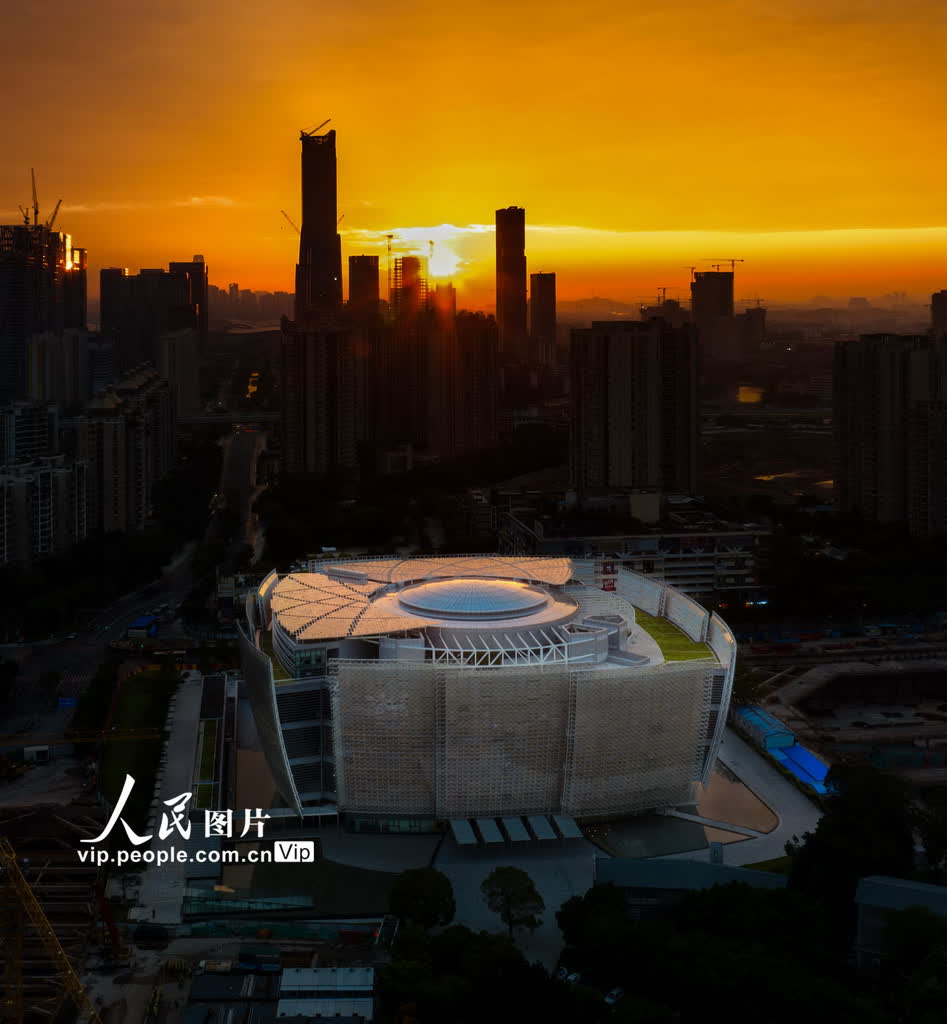 2023年10月12日清晨，雲破日出，縷縷霞光給廣州藝術博物院（廣州美術館）新館鋪上一層柔和的金輝。（穆亦攝）