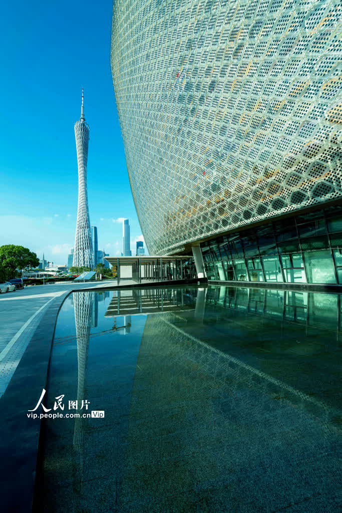 2023年10月12日清晨，廣州藝術博物院（廣州美術館）新館與廣州塔相依相伴，雙雙在池中投下美麗倒影。（穆亦攝）