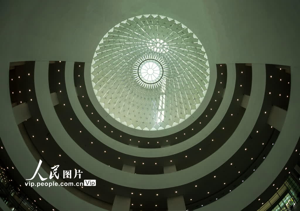 2023年10月12日清晨，廣州藝術博物院（廣州美術館）新館室內所有樓層都圍繞一個圓形中庭和玻璃穹頂展開，猶如眾星捧月。（穆亦攝）