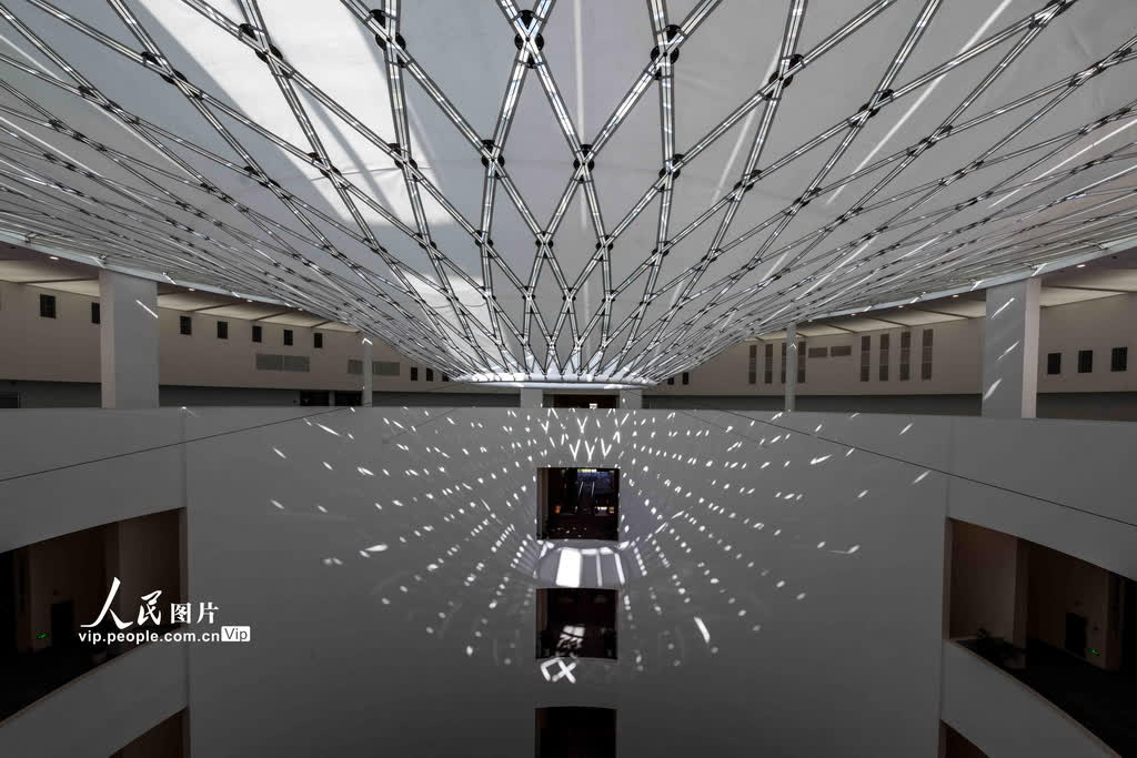 2023年10月12日，陽光穿透廣州藝術博物院（廣州美術館）新館玻璃穹頂，在中庭牆上灑落，繪出一條條柔美的弧線。（穆亦攝）