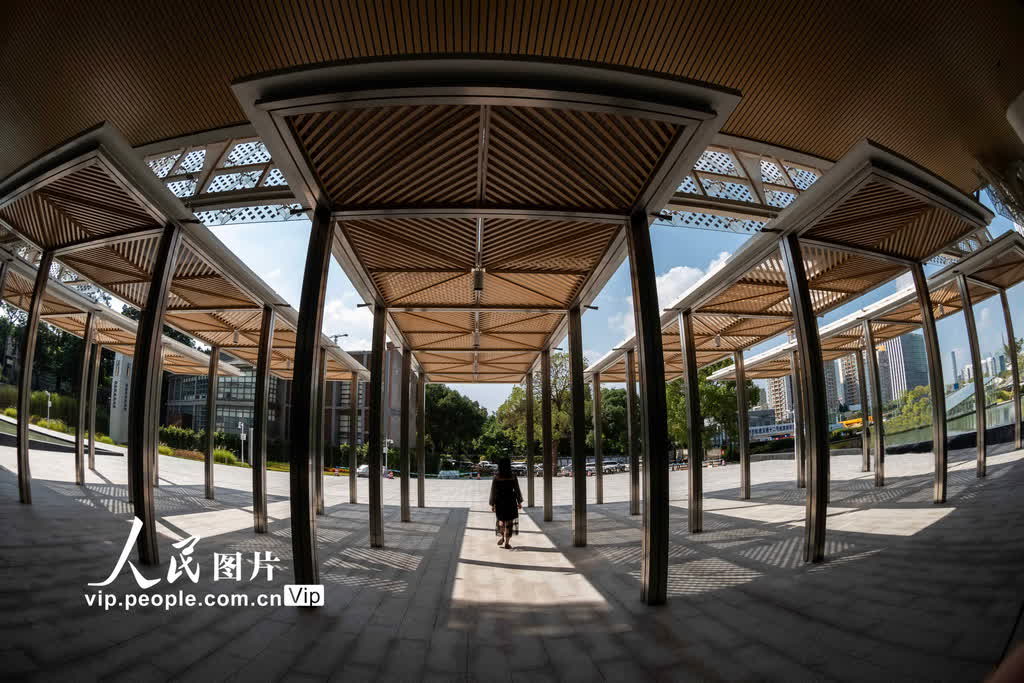 廣州藝術博物院（廣州美術館）新館無處不美，光影無處不在。大門前遮陽棚和立柱形成的光影，猶如一幅刻畫精細、工整嚴謹的工筆畫。（穆亦攝）