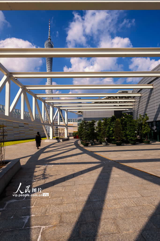 2023年10月12日，廣州藝術博物院（廣州美術館）新館觀景平台棚架落下的光影，連成一串連綿不斷的三角圖，與小蠻腰相映成趣。（穆亦攝）