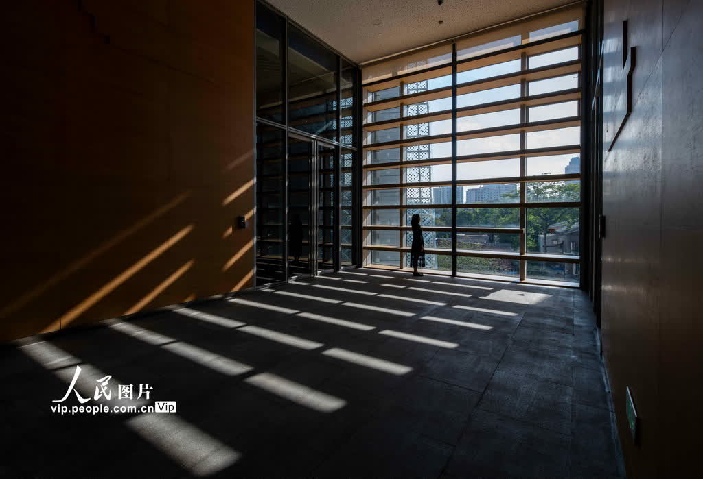 2023年10月31日，廣州藝術博物院（廣州美術館）新館每個樓層都有一扇巨大落地窗，陽光透過格柵玻璃投下光影，明暗鮮明，整齊有序。（穆亦攝）
