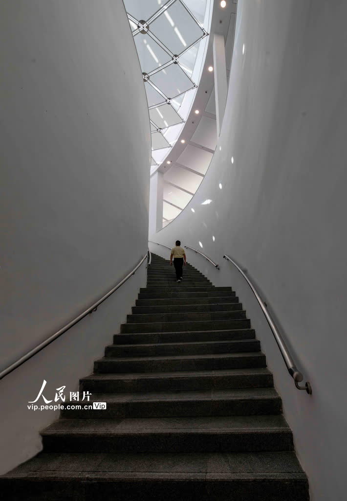 廣州藝術博物院（廣州美術館）新館位於樓層之間的紅色弧形樓梯宛如時光的長廊，是不可錯過的打卡點。（穆亦攝）