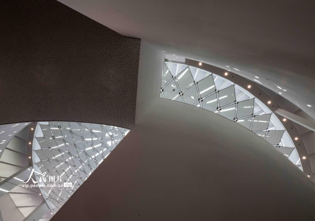 廣州藝術博物院（廣州美術館）新館天花的隨意一處仰視，都可攝下光影奇特的美圖。（穆亦攝）