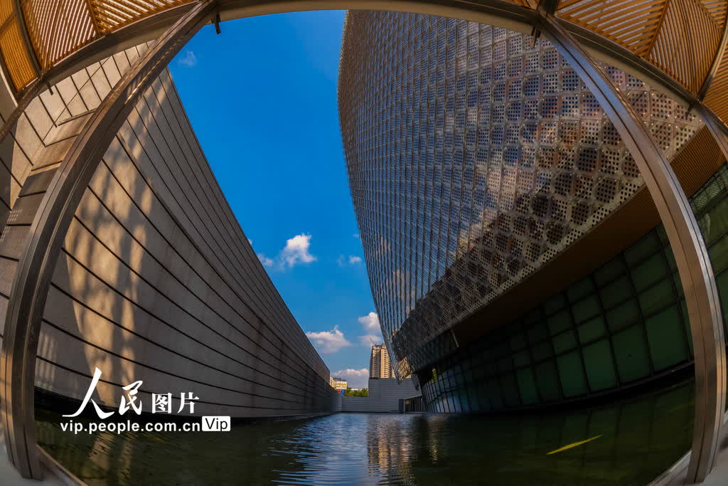2023年10月31日，廣州藝術博物院（廣州美術館）新館外牆與圍牆、天空與水面的相遇，別有洞天、分外明麗。（穆亦攝）
