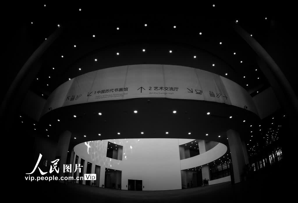 2023年10月12日，廣州美術館暮夜中庭靜悄悄，頂燈閃爍星燦燦。美麗的廣州美術館新館帶給人一種遠離塵囂、落入光影的靜謐感、奇幻感、神秘感。（穆亦攝）