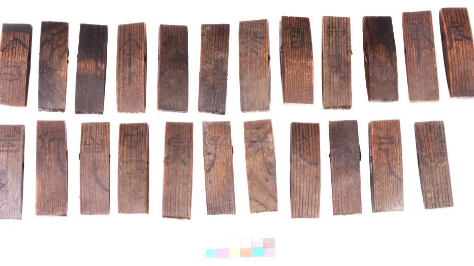 關口西漢一號墓考古新發現：文物 「干支木牘」首次被發現