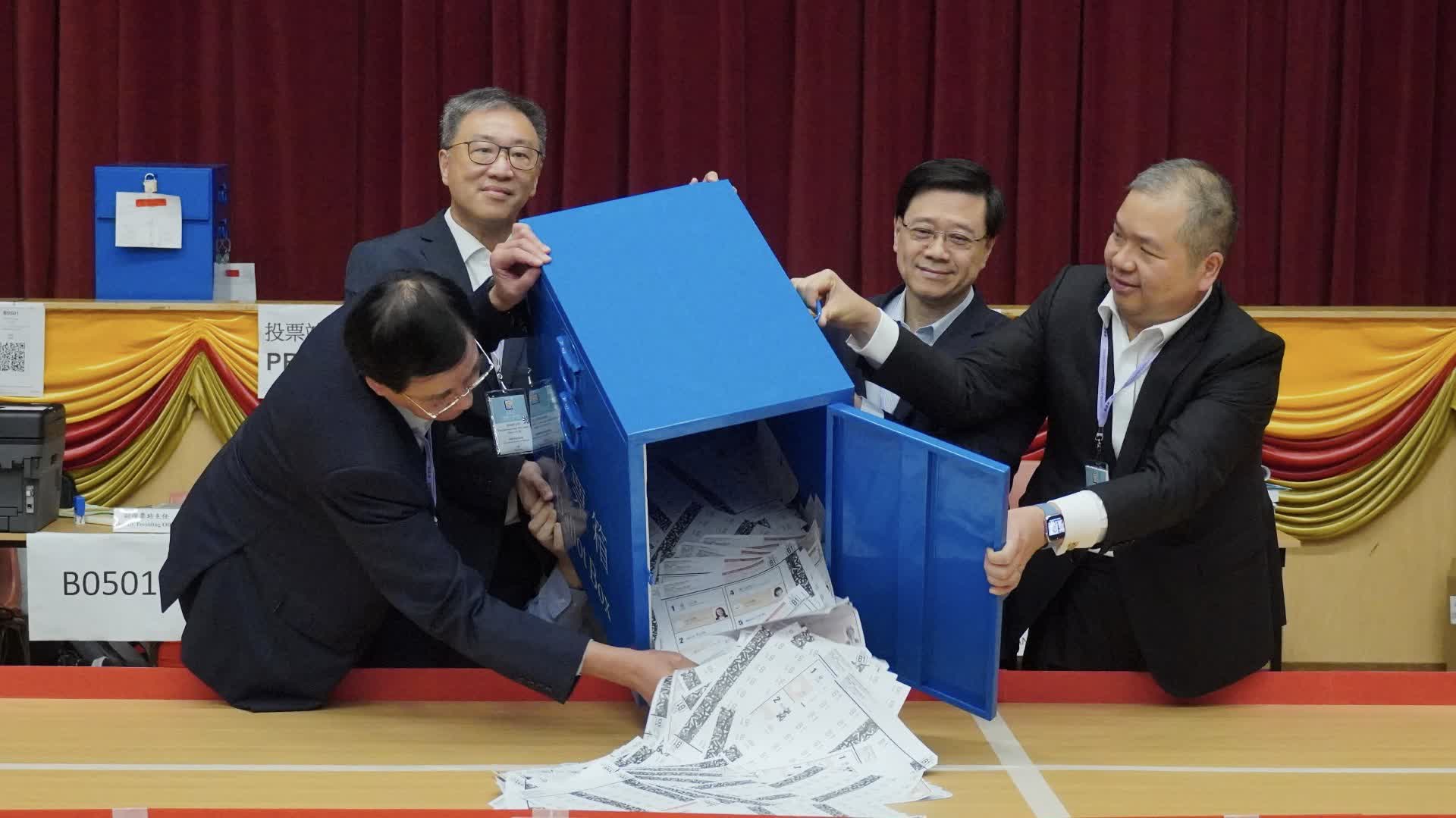 （有片）區議會選舉｜李家超到票站巡視及倒出票箱選票