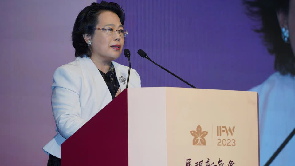 香港中國金融協會主席、上海浦東發展銀行香港分行行長張麗女士在論壇上致辭。