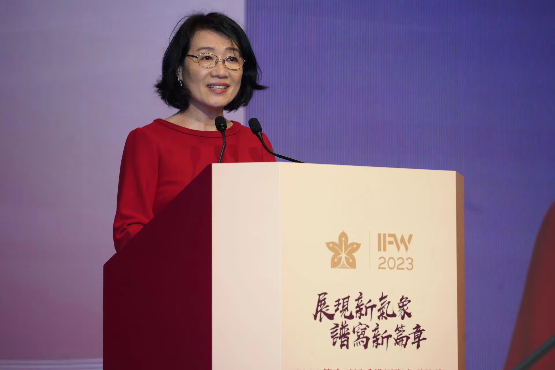 香港公司治理公會總裁彭京玲女士在論壇上致辭。