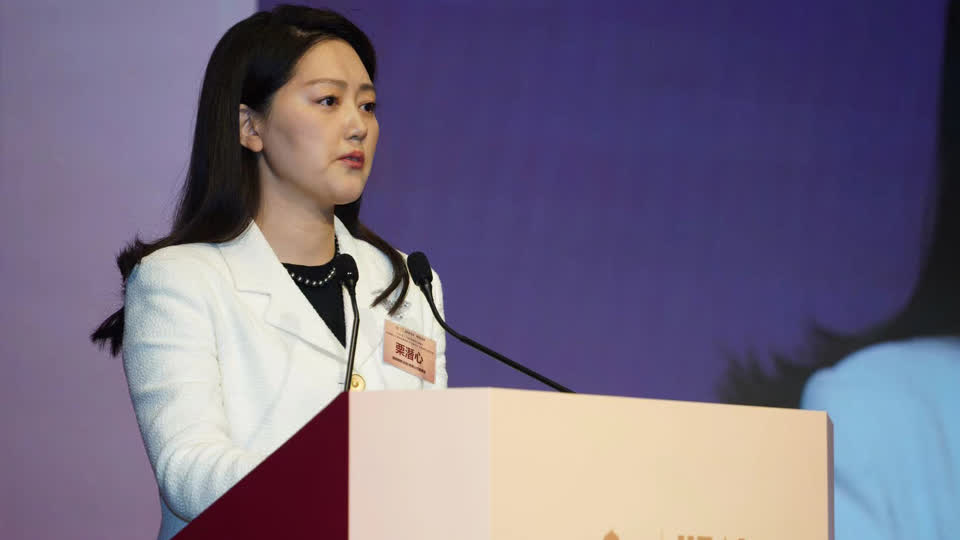 香港一帶一路總商會理事會副會長、建銀國際董事長栗潛心女士在論壇活動上致辭。