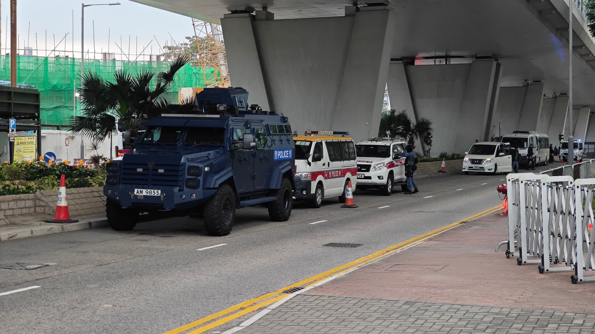 （多圖+有片）黎智英押至法院　大批警員駐守　裝甲車戒備