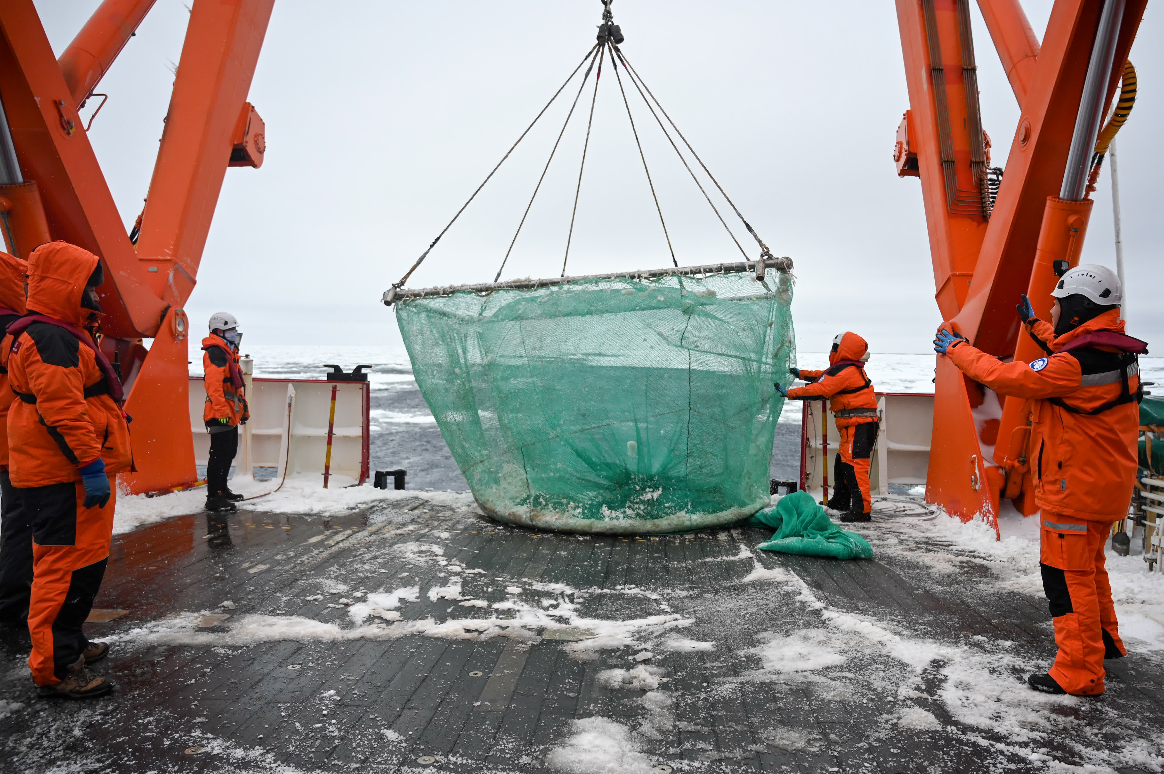 北京時間1月5日，中國第40次南極考察隊在阿蒙森海開展中層魚拖網作業時下放拖網。（新華社圖片）