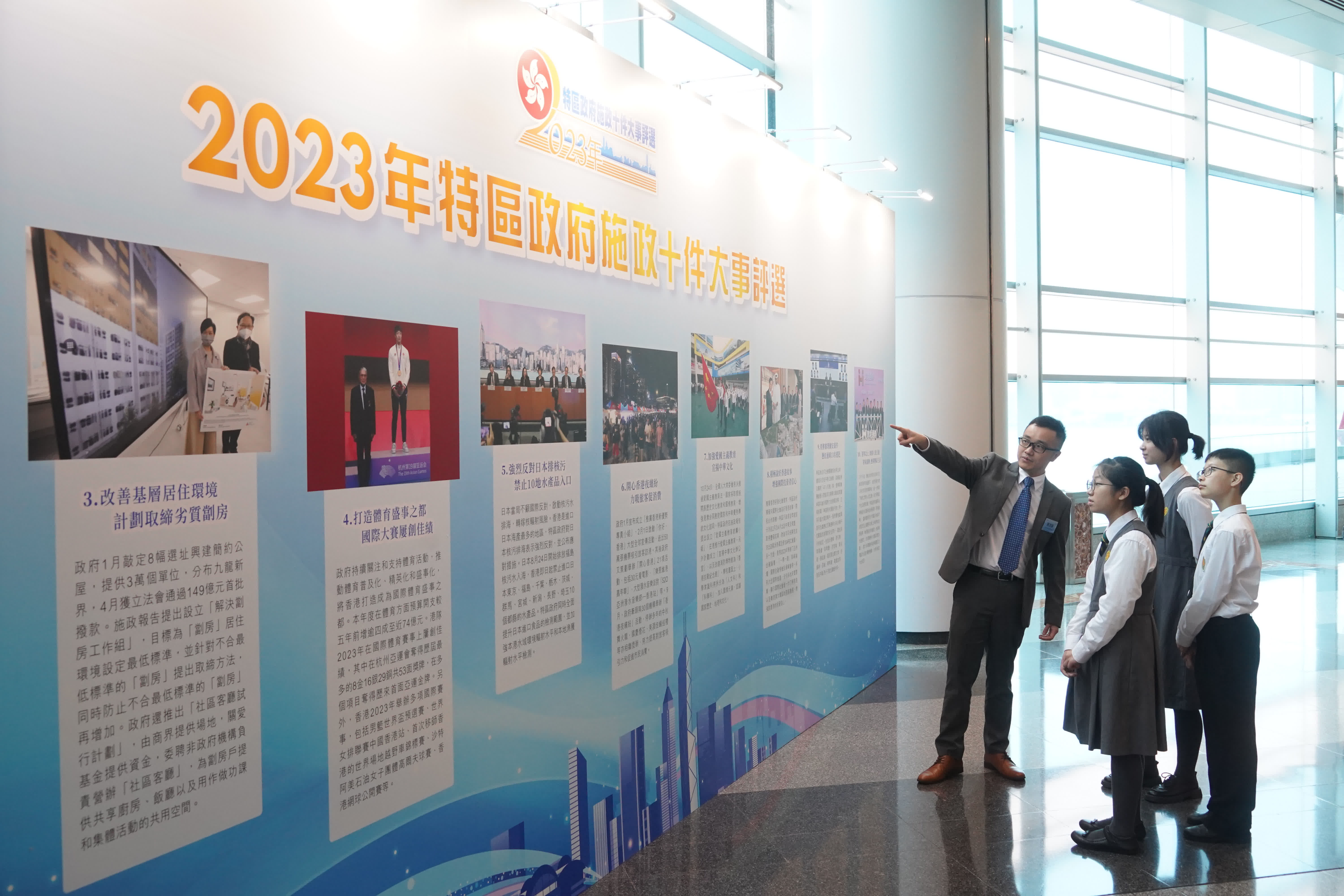 同學們在背景板前駐足。