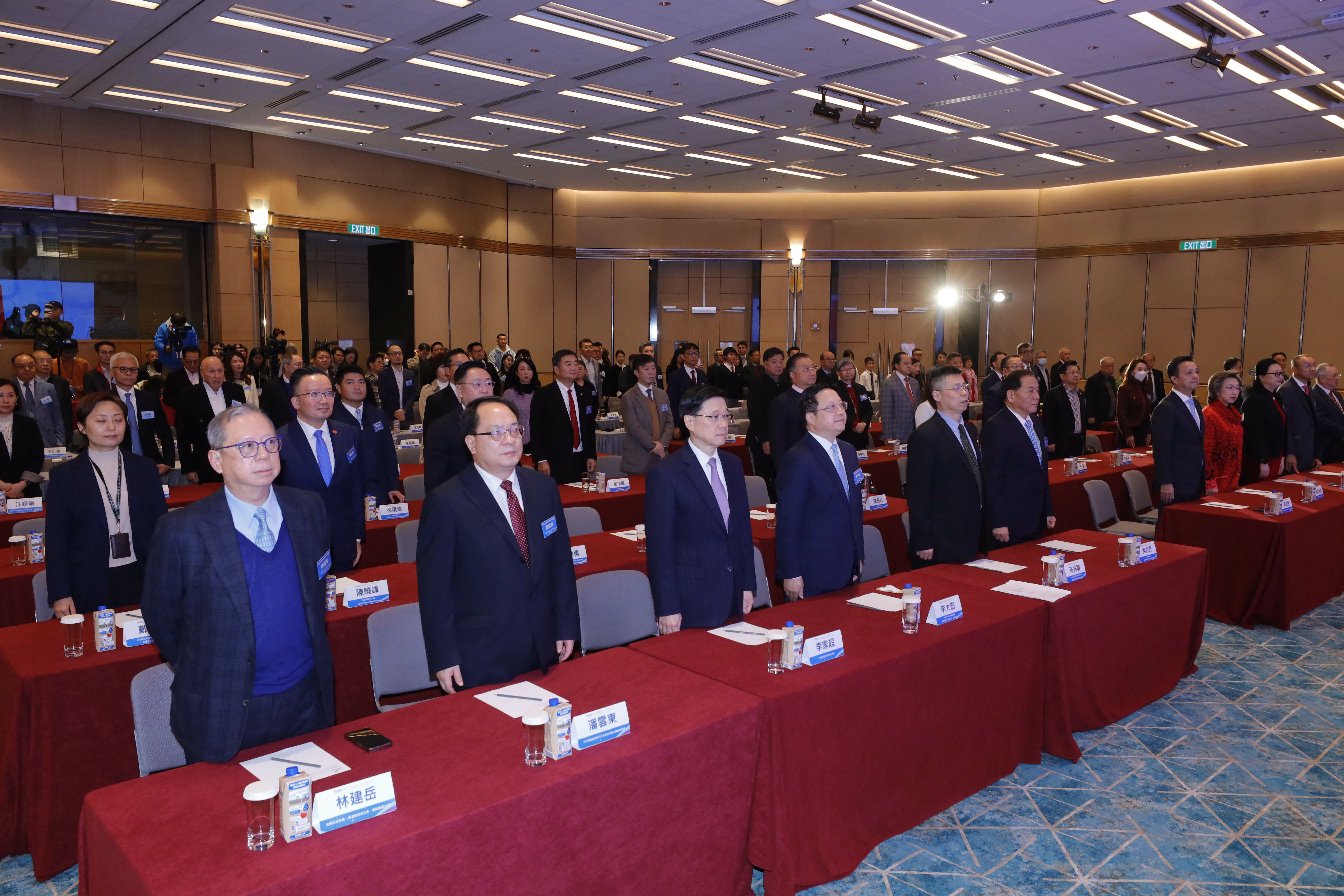 頒獎典禮現場，全體肅立，奏唱國歌。