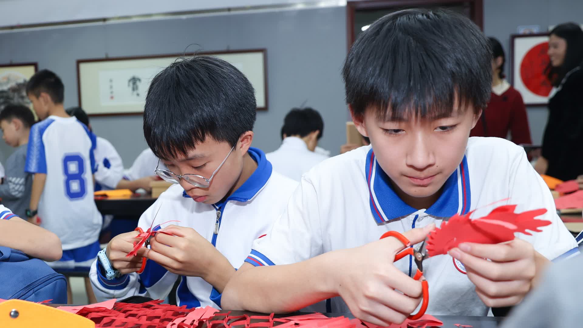 粵港澳青少年體驗「非遺」年味　香港學生剪紙賀龍年