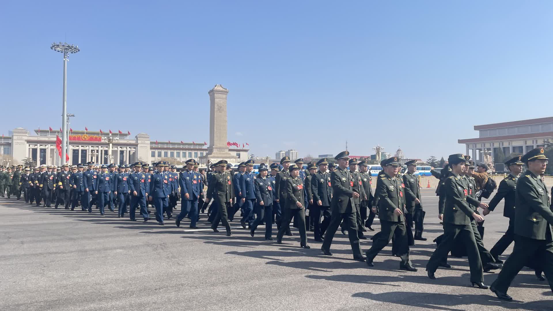 （有片）滿滿的安全感！解放軍和武警部隊代表團步入會場