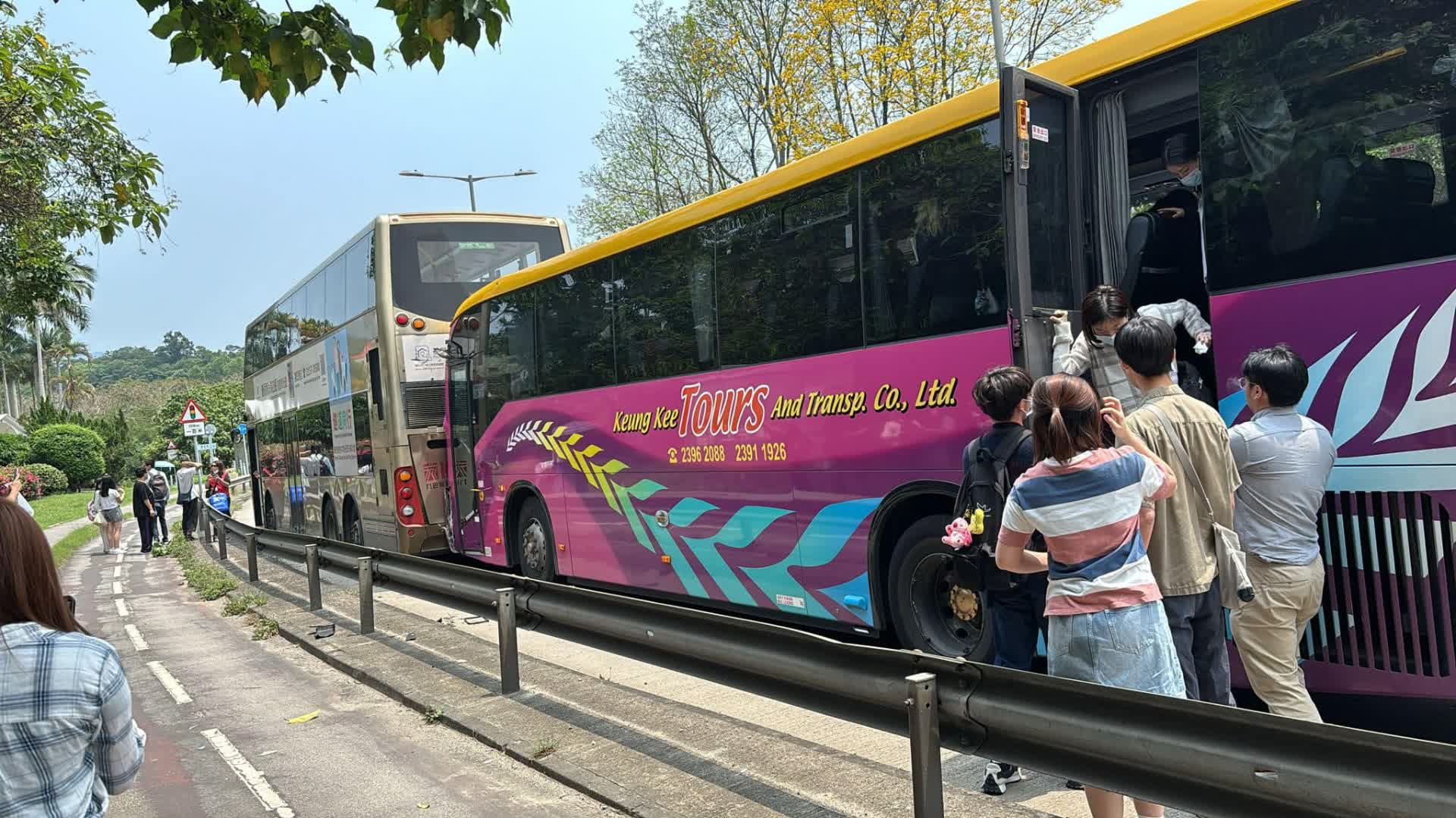 大埔巴士與旅遊巴相撞　至少12傷