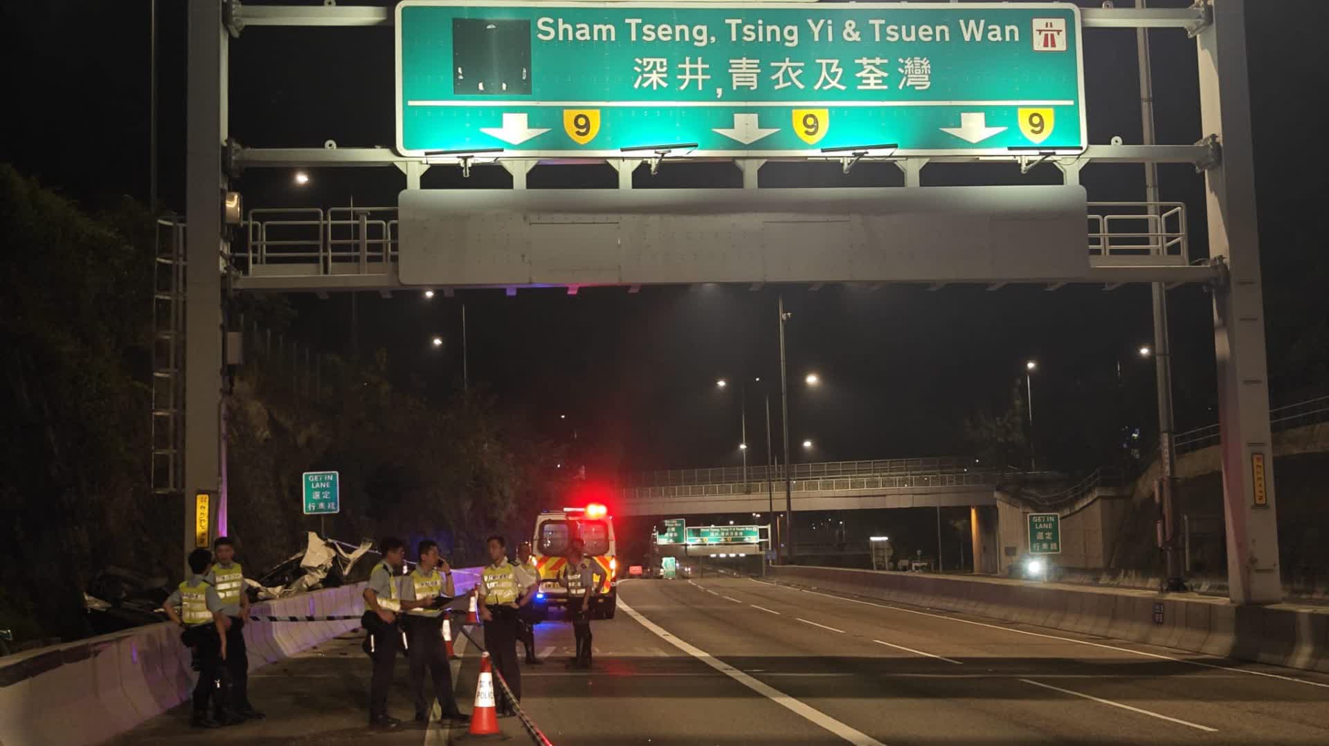 屯門公路私家車猛撼龍門架斷開兩截司機當場亡兩乘客拋出車外1死1傷- 香港- 大公文匯網