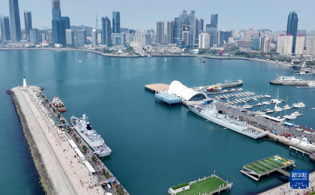 4月22日，青島奧帆中心碼頭，觀眾在參加艦艇開放活動(新華社無人機照片)。