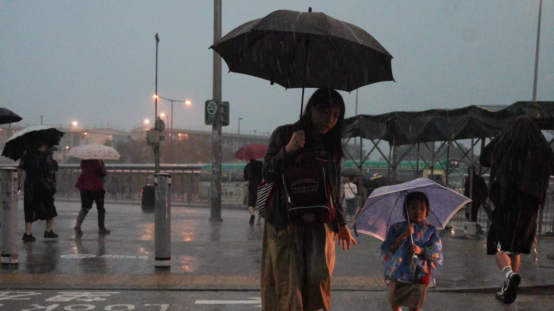 （多圖）香港黃雨警告　打工人冒大雨返工