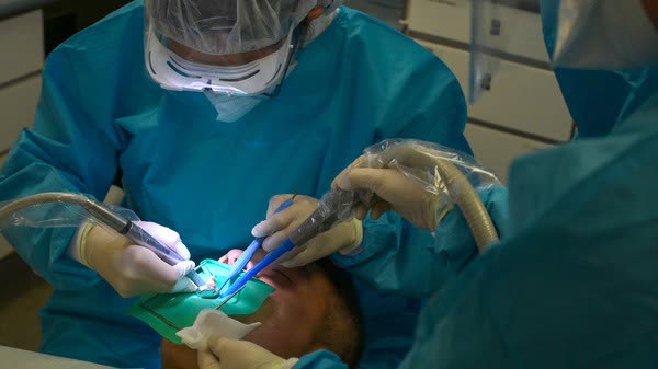 公營牙醫流失 私營放緩擴張　牙醫學會會長：會保住香港品牌