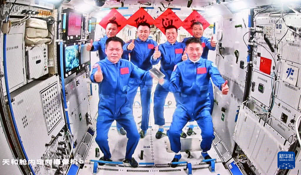 4月26日，在北京航天飛行控制中心拍攝的神舟十七號航天員乘組和神舟十八號航天員乘組「全家福」（新華社）