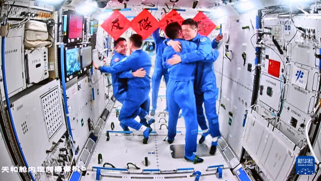 這是4月26日在北京航天飛行控制中心拍攝的神舟十七號航天員乘組歡迎神舟十八號航天員乘組的畫面（新華社）