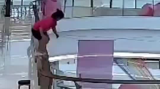 （有片）廣州一女子商場跳樓砸中人