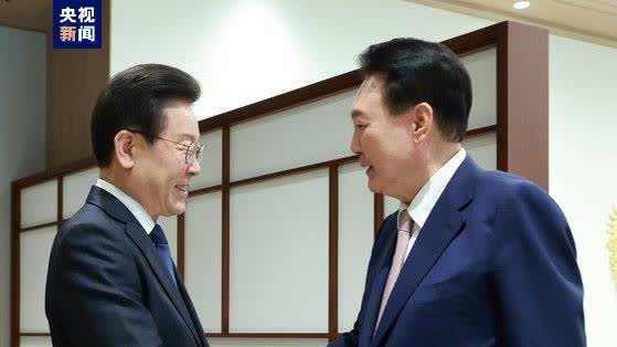 韓國總統尹錫悅和最大在野黨黨首李在明舉行首次會談